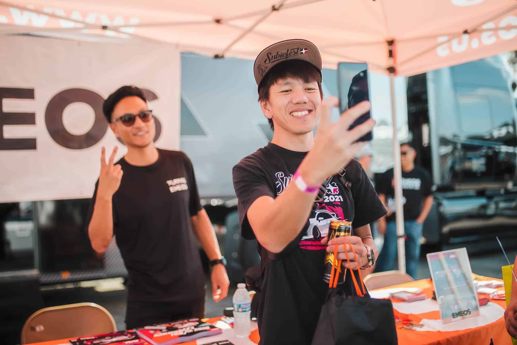 Dai and fan smiling at booth Dai and fan smiling at booth
