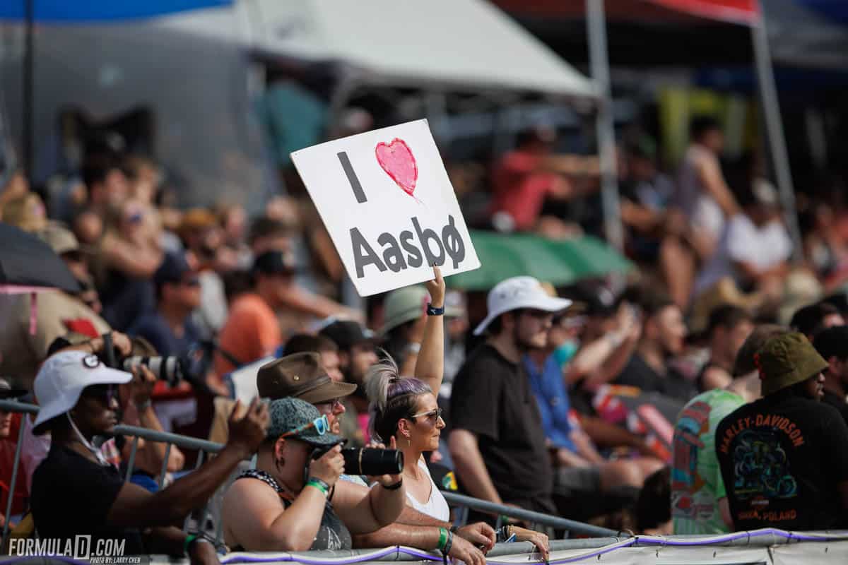 I love Aasbo sign in crowd