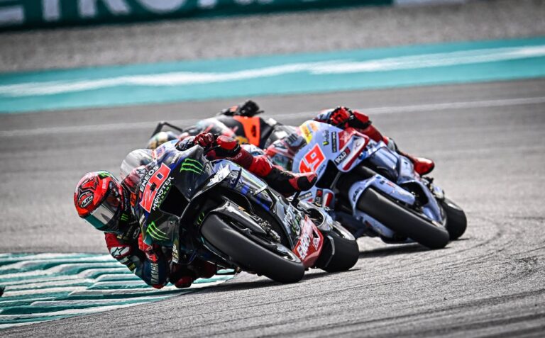 Fabio Quartararo battles the pack at the 2023 Malaysian MotoGP to finish P5