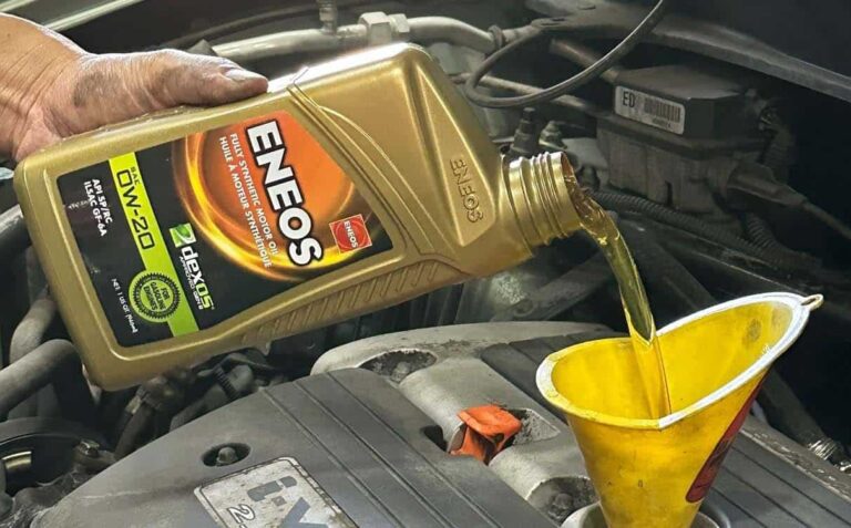0W-20 oil pour